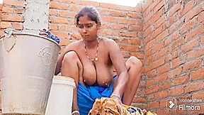 Desi Aunty Nude Bath . Indian Outdoor Bath Hindi