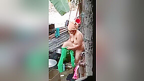 Desi Bhabhi Outdoor Bathing Record In